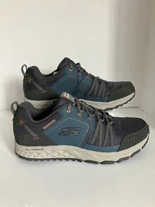 Neu mit Etikett Skechers Herren All Terrain wasserabweisende Schuhe 13 luftgekühlter Memory Foam - Bild 1 von 8