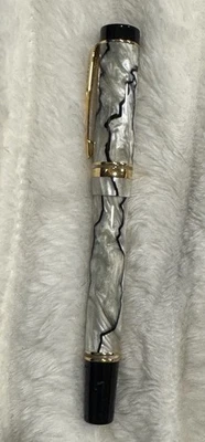 Bolígrafo de tinta Parker Duofold Rollerball perlado y negro y dorado Foto 1 de 4