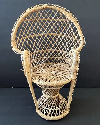 Silla de mimbre pavo real ratán muñeca soporte para plantas decoración boho abanico respaldo 15" años 90 Y2K Foto 1 de 4