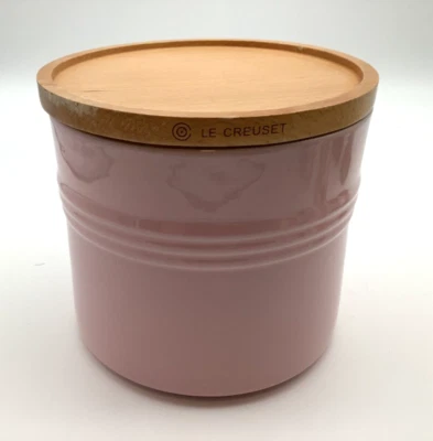 Tarro de almacenamiento de gres Le Creuset XLarge tapa de madera en gasa rosa Foto 1 de 4
