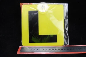 NEW CAR SAFETY SIGNS 2 x 'YELLOW L PLATE' & ' FREE POST' -WINDOW SUCTION VINYL - Foto 1 di 3