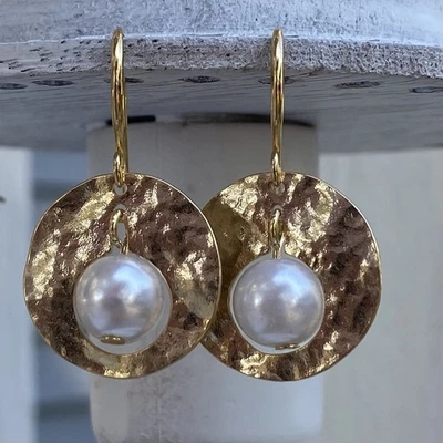 Pendientes colgantes artesanales de aro y perlas blancas martillados Min Favorit Foto 1 de 4