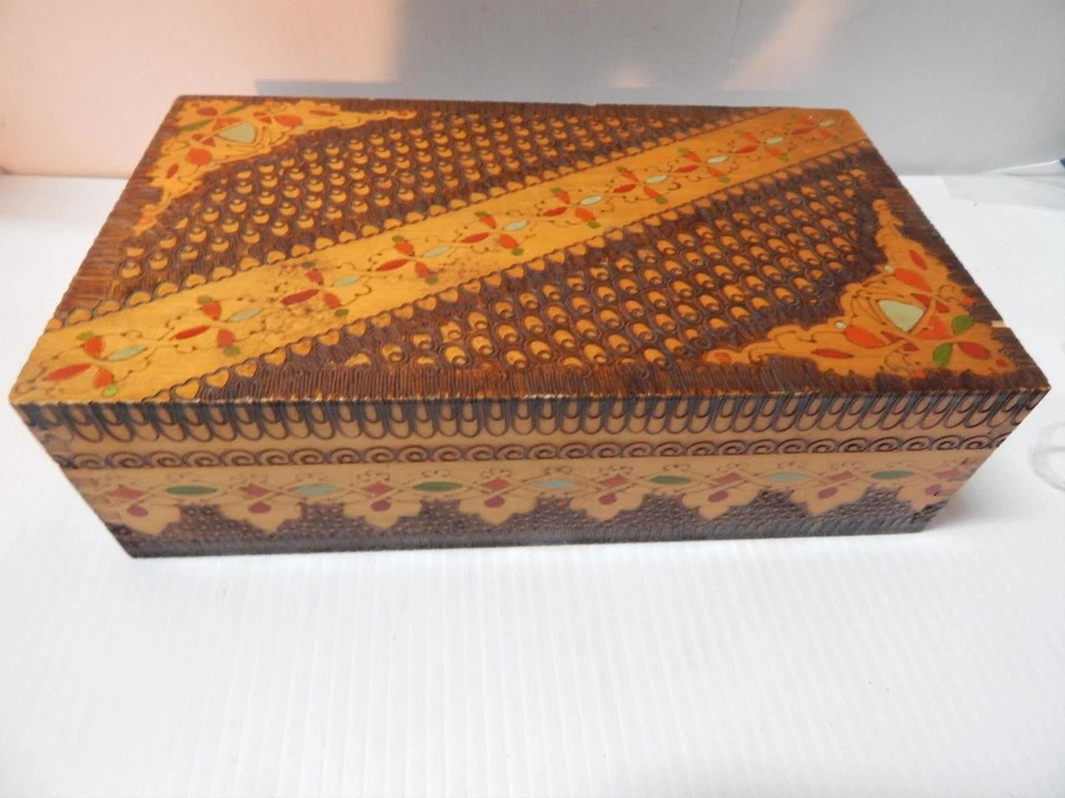XFINE ANTIQUE VICTORIAN HI DETAILED POSTCARD / HANDKERCHIEF WOOD PYROGRAPHY BOX - Image 1 of 1