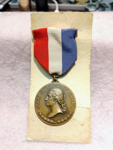 DAUGHTER OF THE AMERICAN GOOD CITIZENSHIP AWARD E.I.A. MEDAL ON CARD ~ UNUSED - Picture 1 of 2
