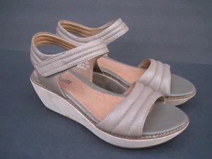 CLARKS Hazelle Alba sandalo donna con zeppa, taglia 10 M - Foto 1 di 12
