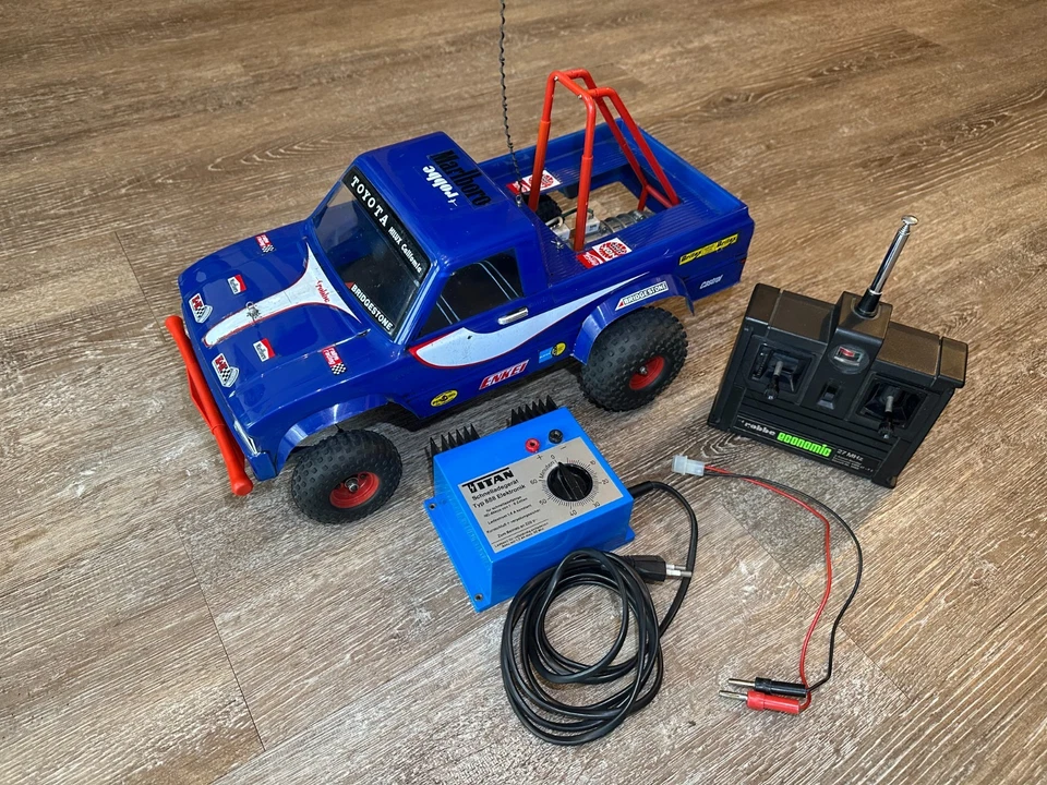 Robbe  /  Kyosho Toyota  Hilux  vintage  Rc von ca. 1982 - Bild 1 von 4