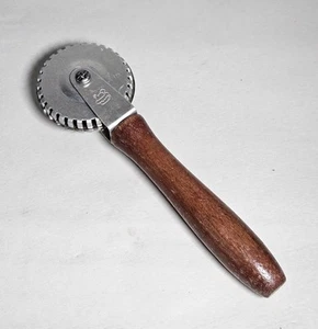Krimpkut Pastry Cutter & Sealer Wheel Wooden Handle Kitchenware - Picture 1 of 5