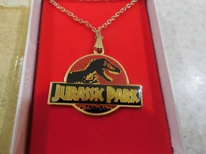 Vintage Logo Jurassic Park 1,5" Ampia Collana Scatola Originale Rossa. Lic. Amblin - Foto 1 di 7