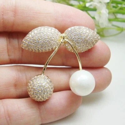 Broche prendedor de cereza de diamantes y perlas simuladas de corte redondo de 1 quilate enchapado en oro amarillo de 14 quilates Foto 1 de 4