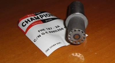IGNITER SPARK PLUG * FHE187-2A / 696D256P02 / 10-360123-1 Mfr Champion Aviation — 第 1/2 张图片
