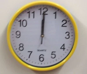 RELOJ DE PARED DE COCINA AMARILLO 7" - HECHO POR KOLE 102-1 AÑOS - Imagen 1 de 2