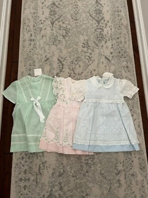 Lote de 3 Vestidos Vintage Niñas Talla 92 2T EE. UU. Encaje Punto Suizo Bordado Floral Foto 1 de 4