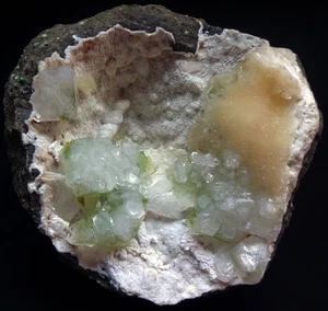 CRISTALLI VERDI DI APOFILLITE E STILBITE IN ESEMPLARI MINERALI A MATRICE SEMI GEODE - Foto 1 di 6