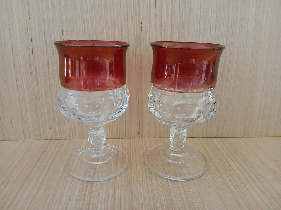 Juego de 2 copas o candelabros de vidrio vintage Kings Crown rojo y transparente Foto 1 de 4