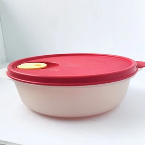 Tupperware CrystalWave 4.5 Cups Round Lunch Container Microwave Safe Red Vintage - Picture 1 of 8
