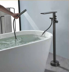 Rubinetto vasca freestanding cascata riempimento vasca nero opaco montaggio a pavimento ottone  - Foto 1 di 7