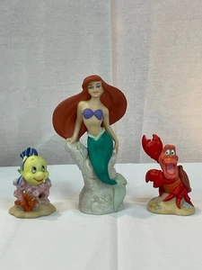 Lote 3 estatuillas de porcelana Sirenita de Disney - Ariel, Platija y Sebastián - Imagen 1 de 16
