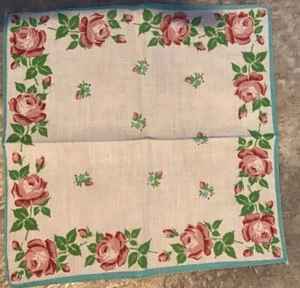 HERMOSO PAÑUELO VINTAGE DE ALGODÓN 9,5 X 9,5 CON MOTIVO DE ROSAS ROSAS Y BROTES DE ROSAS - Imagen 1 de 3