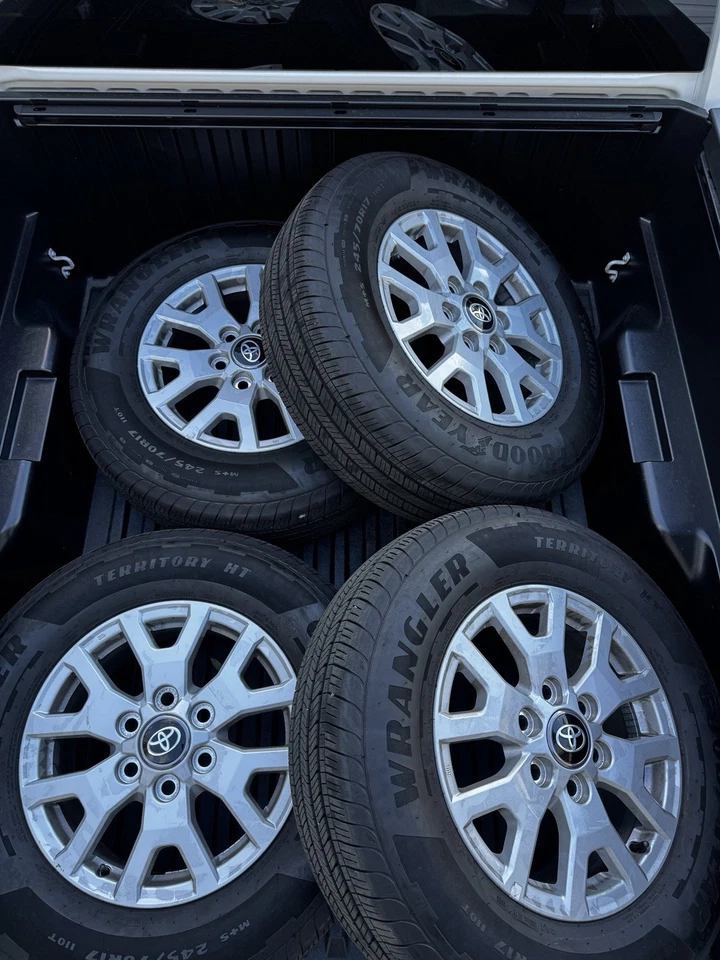 Toyota Tacoma TRD 2025 17" llantas OEM despegues de fábrica con neumáticos nuevos Foto 1 de 4