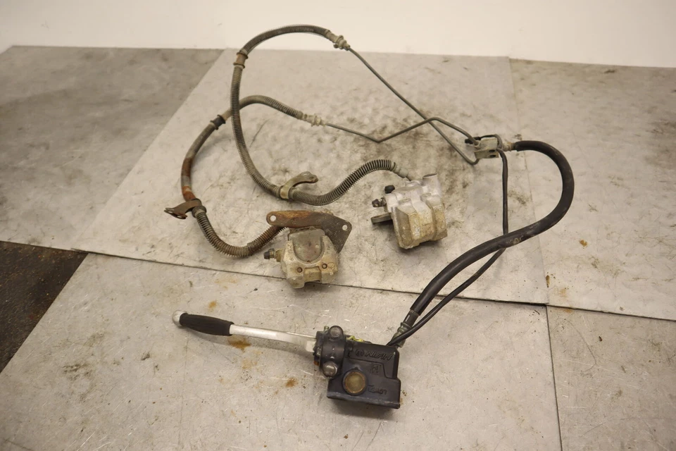 2002 YAMAHA WOLVERINE 350 YFM350FX 4 X 4 OEM ЛЕВЫЙ ПРАВЫЙ ПЕРЕДНИЙ ТОРМОЗ СУППОРТ МАСТЕР - Изображение 1 из 4