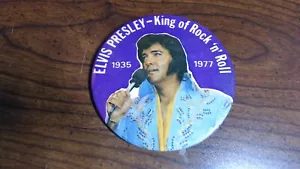 Pin vintage 1977 ELVIS PRESLEY King of Rock N Roll 1935-1977 botón conmemorativo de 3" - Imagen 1 de 3