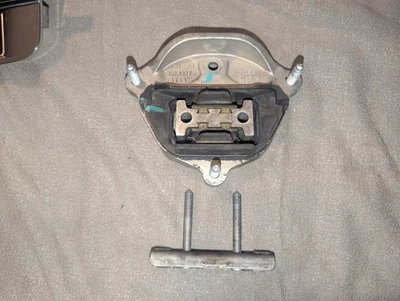 GENUINE AUDI TRANSMISSION MOUNT 2004-06 A4 A5 S5 B8 2009-2016 Q5 #BK0.399.151DD - Image 1 of 4
