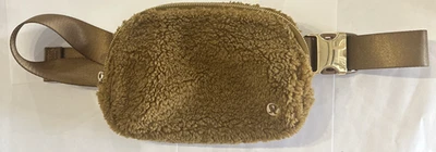 Сумка через плечо Lululemon Everywhere из флиса сожженная карамель золото талия упаковка 1 л - Изображение 1 из 4