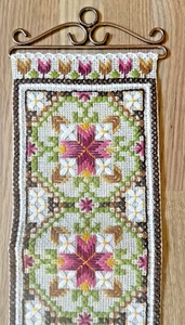 Tapiz de pared floral vintage de punta de aguja y campana de latón hecho a mano 39”x 7” - Imagen 1 de 5