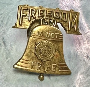Vintage "Freedom is Not Free" goldfarbene Liberty Bell Pin - Bild 1 von 4