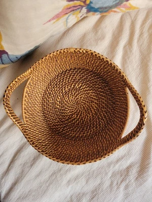 Cesta redonda tejida de ratán con asas para pan, fruta o decoración del hogar Foto 1 de 4