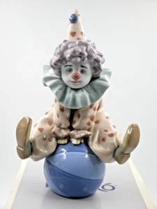 FAB LLADRO PORCELAIN CLOWN PIERROT HAVING A BALL 05813 BOXED - Picture 1 of 6