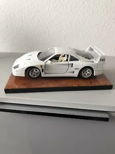Ferrari F40 Bburago 1:18 weiß auf Holzplatte - Bild 1 von 7