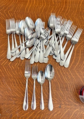 Cucharas tenedores cubiertos de acero inoxidable brillante 39 piezas colección Martha Stewart Foto 1 de 4