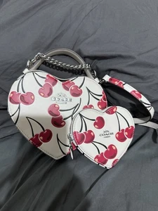 Neu mit Etikett Coach Herz Umhängetasche mit Geldbörse Kreidefarben mit Kirschmuster Glattleder - Bild 1 von 22