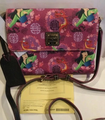 Bandolera Dooney & Bourke “MULAN” 20 Aniversario Parques Disney A+ COLOCACIÓN Foto 1 de 4