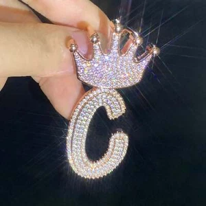 Pendentif bail couronne italienne - lettre unique superposée, plaqué or 18 carats, luxe bling - Photo 1/8