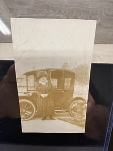 Foto antigua automóvil Ford con mujer principios del siglo XX años 1920-1930’s - Imagen 1 de 4