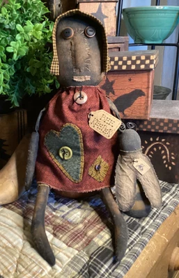 MUÑECA NEGRA PRIMITIVA Y ABEJA HECHA A MANO ÚNICA EN SU CLASE FIRMADA Y FECHADA PRIMITIVAS DESHEBRADAS Foto 1 de 4