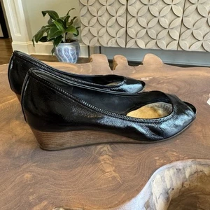 Cole Haan Peep Toe Wedge Women’s Size 10 Black Patent Leather Comfort Heel - Picture 1 of 9