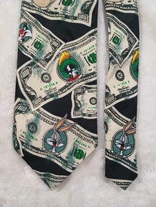 Cravatta Looney Tunes Mania 1996 $100 Bills Taz Bugs Sylvester Daffy Marvin Martian - Foto 1 di 12