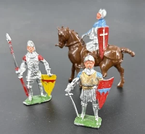 3 KNIGHTS Made By CRESCENT Made in England Real Nice Shape Lead Soldiers - Picture 1 of 6