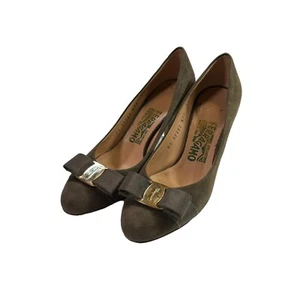 Salvatore Ferragamo olivgrün Wildleder Vara Schleife Heels Größe 5 1/2 C - Bild 1 von 10