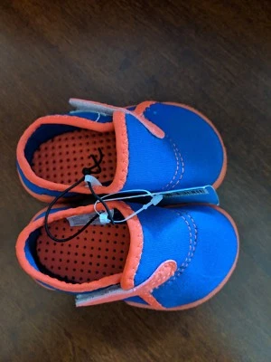 Sapatos de praia bebê menino leve azul laranja tamanho 2 NOVO - Imagem 1 de 3