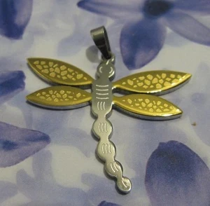 Pendentif Libellule aux Ailes Dorées 45mm Acier Polie comme miroir Dolly-Bijoux - Picture 1 of 1