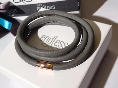 Endlosschmuck 60 cm grau Armband Dreifachstrang Rosenverschluss UVP 55£ - Bild 1 von 4