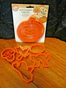 LOT 9 WILTON HALLOWEEN PLASTIC COOKIE CUTTERS 5 LOOSE CUTTERS~EXCELLENT - Picture 1 of 7