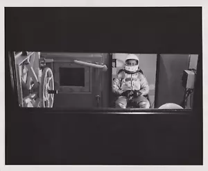 Foto de prensa 1959 aviadores espaciales prueba atmósfera artificial, Wright Patterson AFB - Imagen 1 de 2