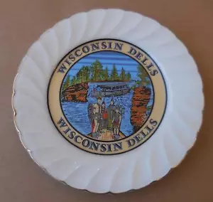 Piatto ricordo Wisconsin Dells 7" con barca, rocce, nativi americani - Foto 1 di 4