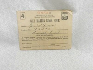Libro de racionamiento de guerra #4 y dos tarjetas de comisión de mano de obra - Imagen 1 de 4
