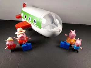 Avión de vacaciones Peppa Pig avión a reacción con sonidos parlantes figuras de equipaje azul - Imagen 1 de 7